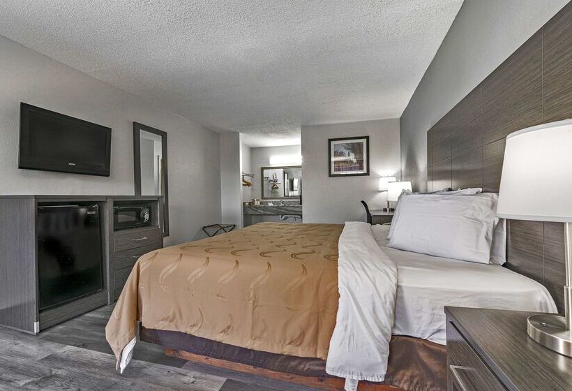 فندق على الطريق Quality Inn