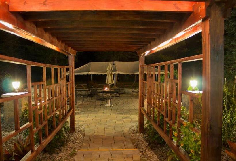 فندق على الطريق Golden Gables Inn