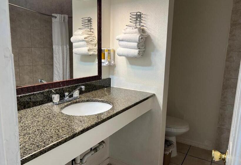 מוטל Hometown Inn North Hills