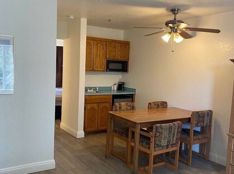 فندق على الطريق Lodge On The River