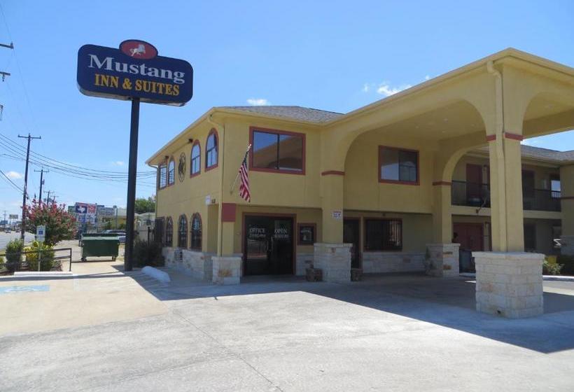 モーテル Mustang Inn And Suites
