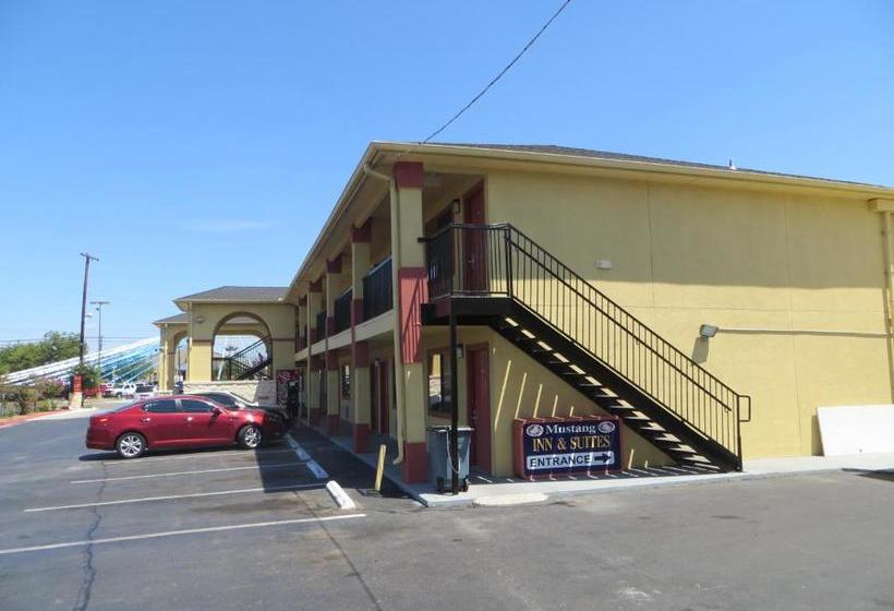 モーテル Mustang Inn And Suites