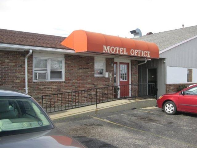 모텔 Red Carpet Inn Terre Haute