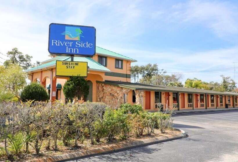 فندق على الطريق River Side Inn