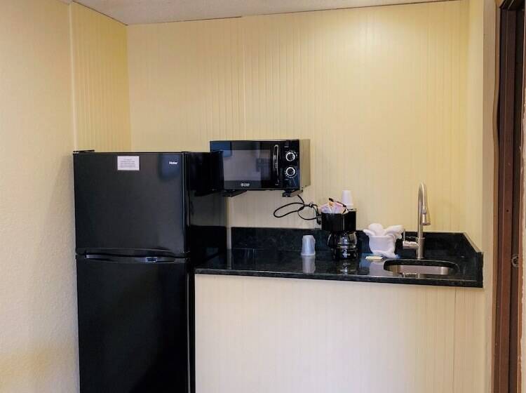 فندق على الطريق River Side Inn