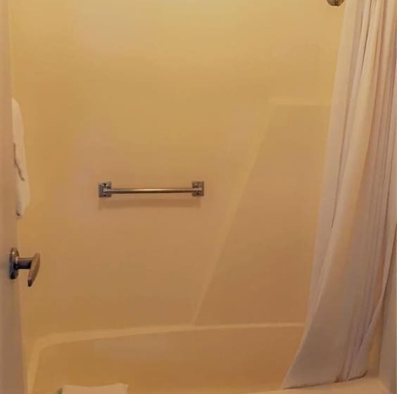 فندق على الطريق River Side Inn