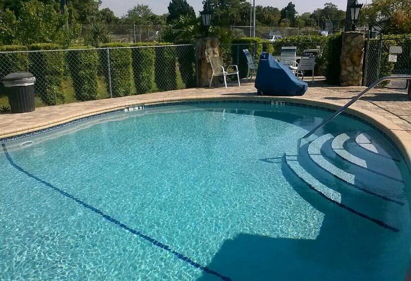 فندق على الطريق River Side Inn