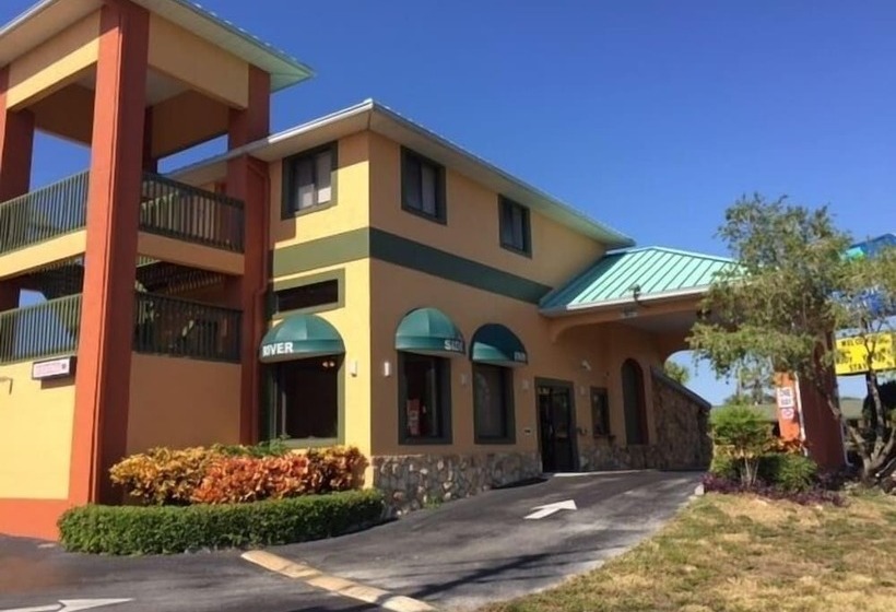 فندق على الطريق River Side Inn