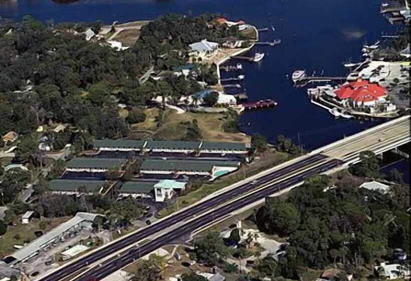 فندق على الطريق River Side Inn