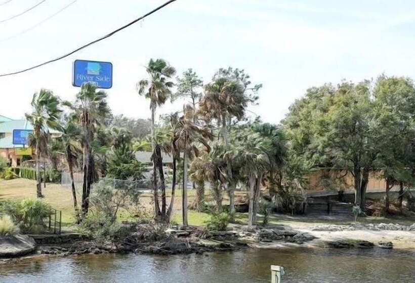 فندق على الطريق River Side Inn