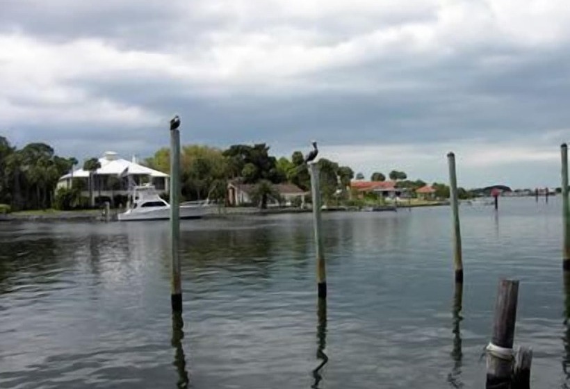 فندق على الطريق River Side Inn