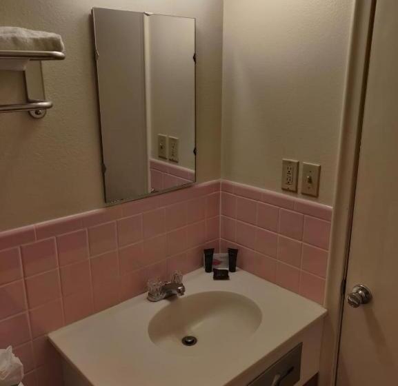 فندق على الطريق Skyline Motor Inn