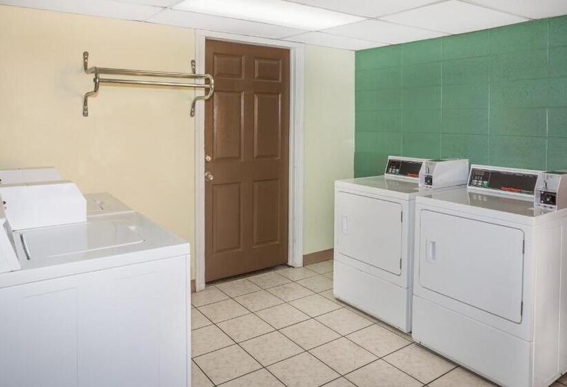 فندق على الطريق Travelodge By Wyndham Fort Myers North