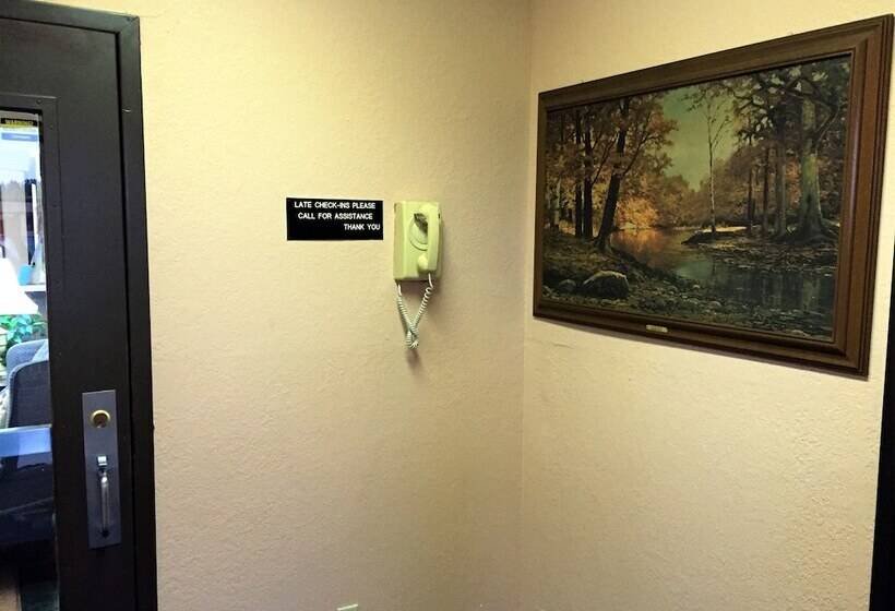 فندق على الطريق Travelodge By Wyndham Redwood Falls