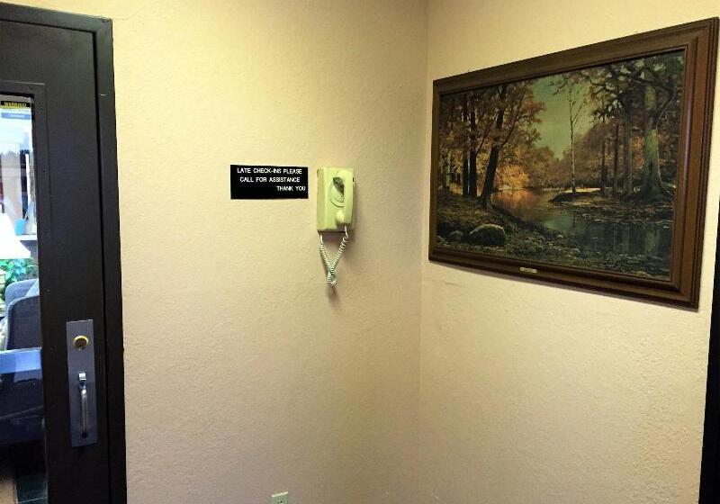 فندق على الطريق Travelodge By Wyndham Redwood Falls