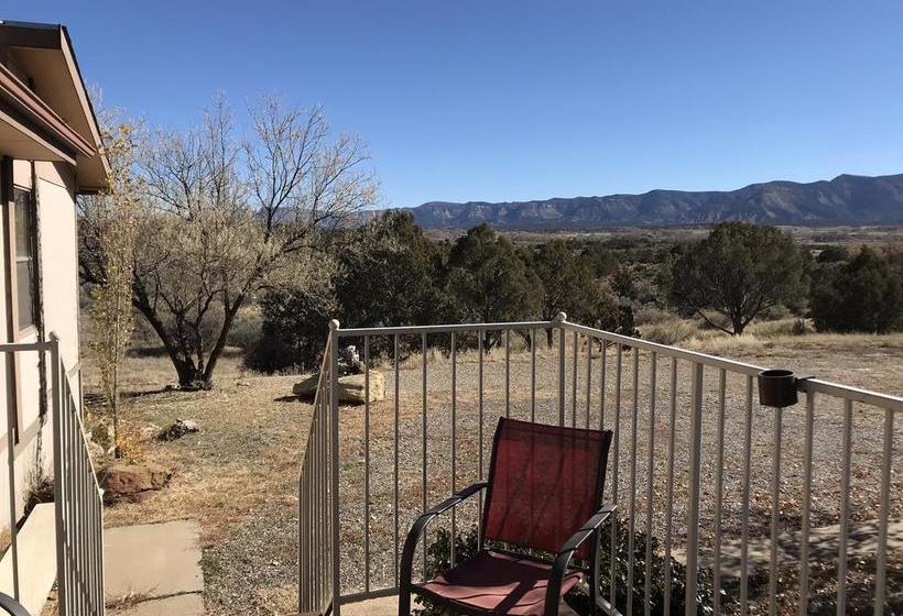 فندق على الطريق White Eagle Inn