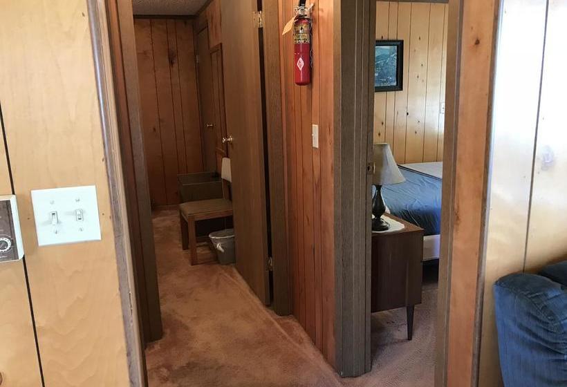 فندق على الطريق White Eagle Inn