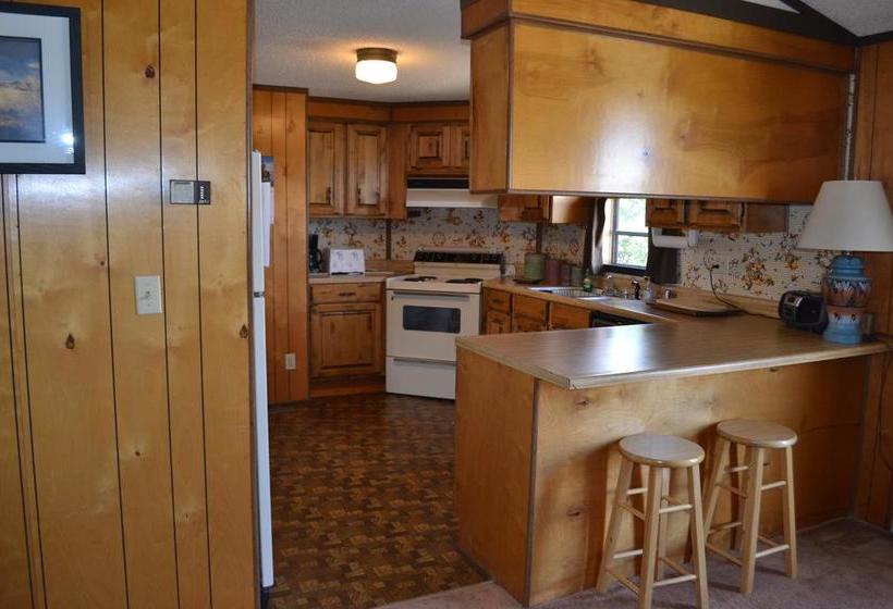 فندق على الطريق White Eagle Inn