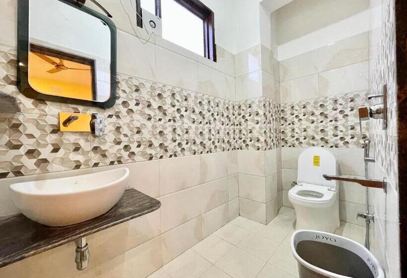 P Palace ! Varanasi Fully Air Conditioned Hotel Lift And Parking Availability, Near Kashi Vishwanath