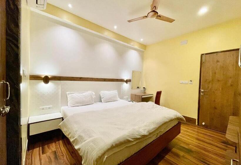 P Palace ! Varanasi Fully Air Conditioned Hotel Lift And Parking Availability, Near Kashi Vishwanath