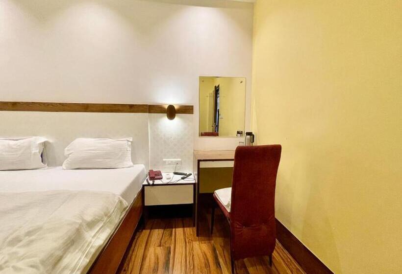 P Palace ! Varanasi Fully Air Conditioned Hotel Lift And Parking Availability, Near Kashi Vishwanath