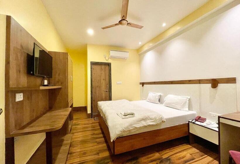 P Palace ! Varanasi Fully Air Conditioned Hotel Lift And Parking Availability, Near Kashi Vishwanath