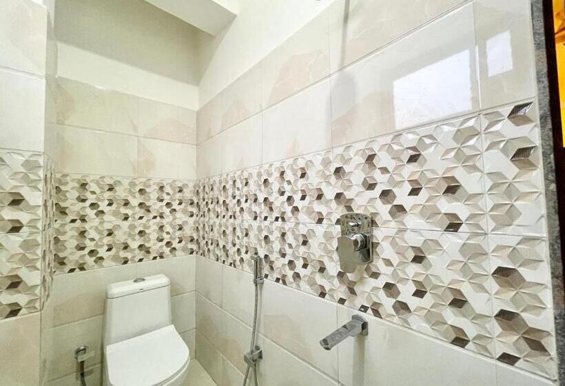 P Palace ! Varanasi Fully Air Conditioned Hotel Lift And Parking Availability, Near Kashi Vishwanath