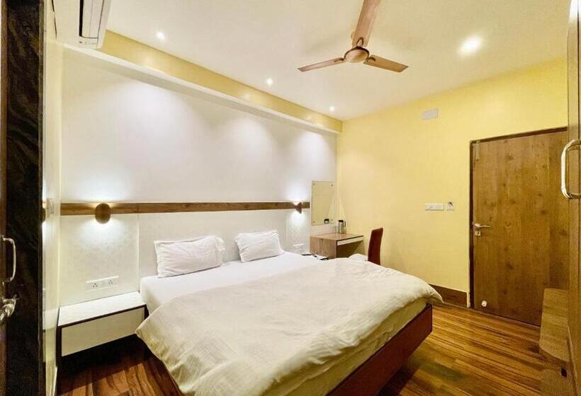 P Palace ! Varanasi Fully Air Conditioned Hotel Lift And Parking Availability, Near Kashi Vishwanath