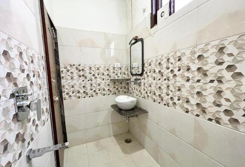 P Palace ! Varanasi Fully Air Conditioned Hotel Lift And Parking Availability, Near Kashi Vishwanath