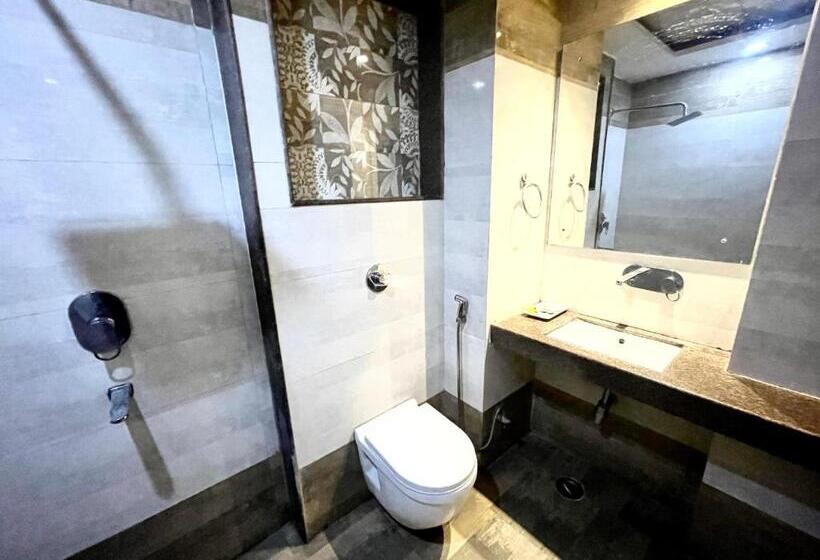 P Palace ! Varanasi Fully Air Conditioned Hotel Lift And Parking Availability, Near Kashi Vishwanath