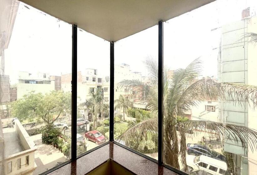 P Palace ! Varanasi Fully Air Conditioned Hotel Lift And Parking Availability, Near Kashi Vishwanath