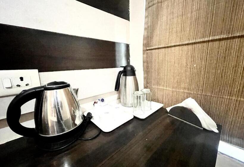 P Palace ! Varanasi Fully Air Conditioned Hotel Lift And Parking Availability, Near Kashi Vishwanath