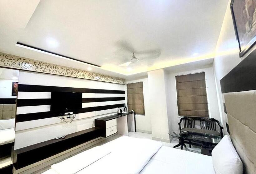 P Palace ! Varanasi Fully Air Conditioned Hotel Lift And Parking Availability, Near Kashi Vishwanath