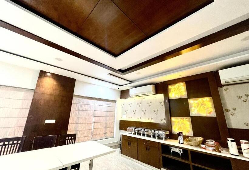 P Palace ! Varanasi Fully Air Conditioned Hotel Lift And Parking Availability, Near Kashi Vishwanath