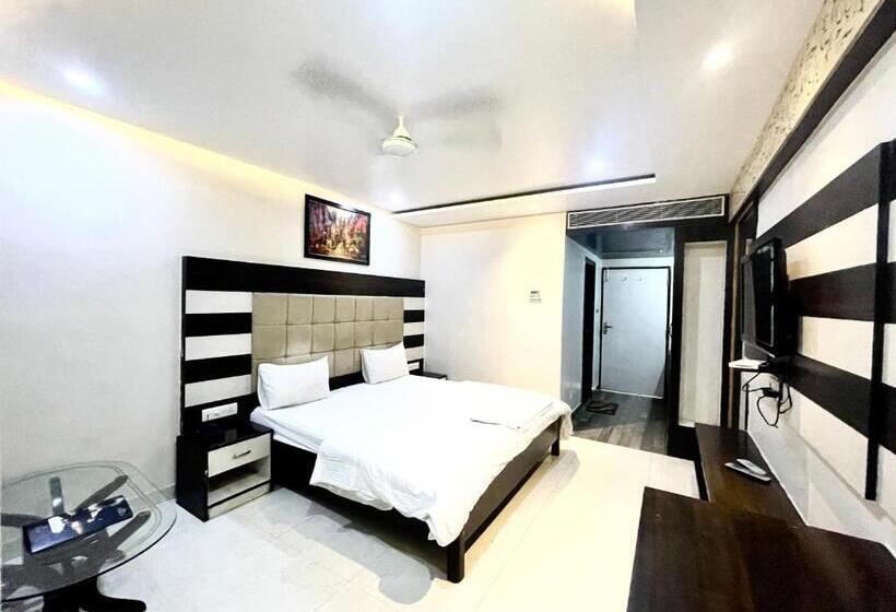 P Palace ! Varanasi Fully Air Conditioned Hotel Lift And Parking Availability, Near Kashi Vishwanath