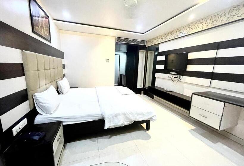 P Palace ! Varanasi Fully Air Conditioned Hotel Lift And Parking Availability, Near Kashi Vishwanath