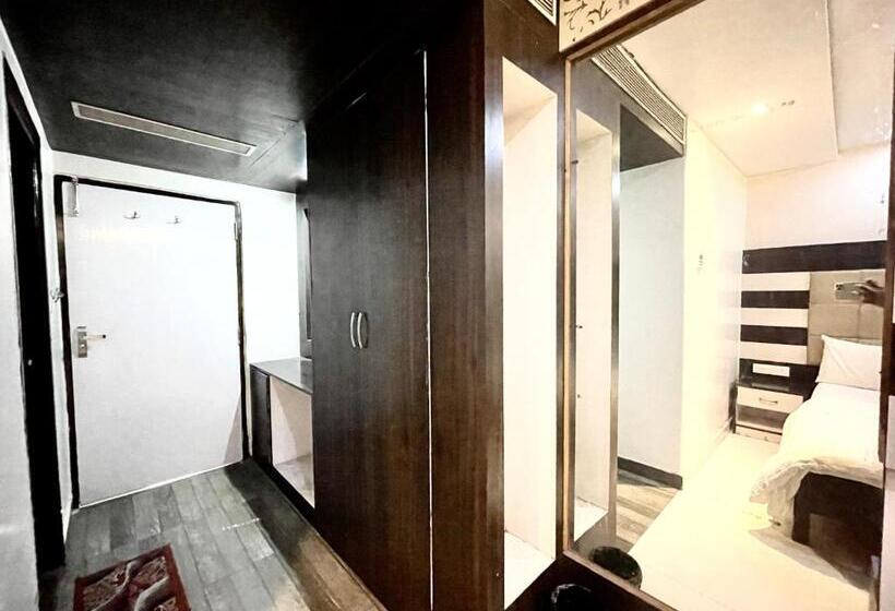 P Palace ! Varanasi Fully Air Conditioned Hotel Lift And Parking Availability, Near Kashi Vishwanath