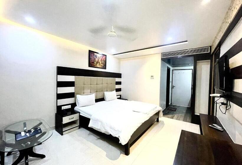 P Palace ! Varanasi Fully Air Conditioned Hotel Lift And Parking Availability, Near Kashi Vishwanath