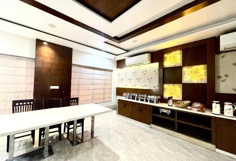 P Palace ! Varanasi Fully Air Conditioned Hotel Lift And Parking Availability, Near Kashi Vishwanath