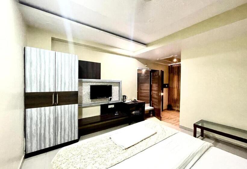 P Palace ! Varanasi Fully Air Conditioned Hotel Lift And Parking Availability, Near Kashi Vishwanath