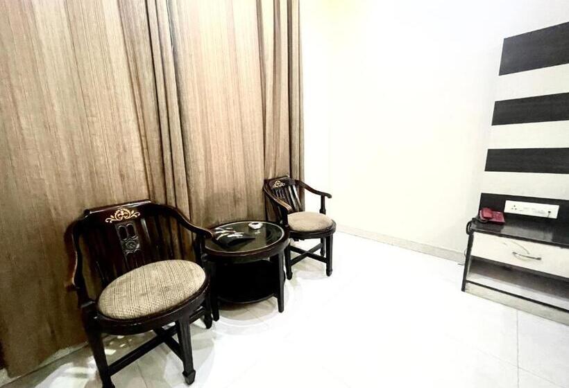 P Palace ! Varanasi Fully Air Conditioned Hotel Lift And Parking Availability, Near Kashi Vishwanath