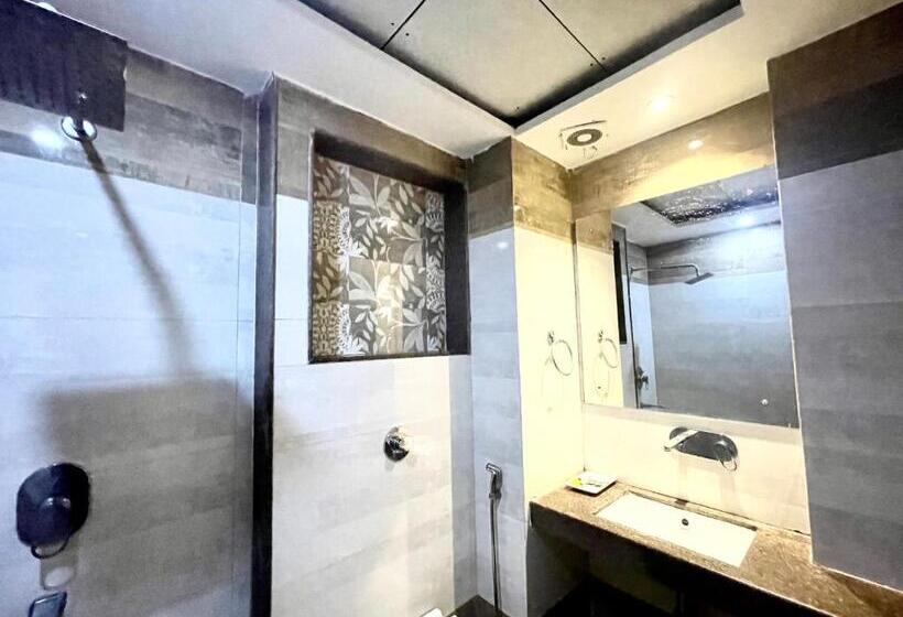 P Palace ! Varanasi Fully Air Conditioned Hotel Lift And Parking Availability, Near Kashi Vishwanath