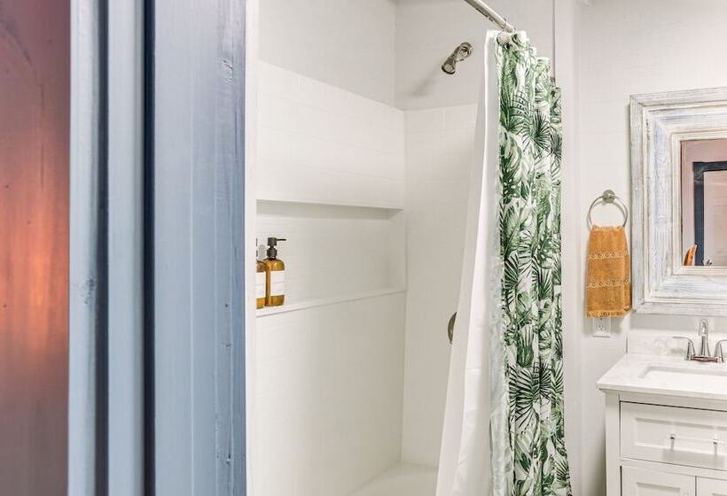 Charming Minneapolis Home W/ Deck, 5 Mi To Central