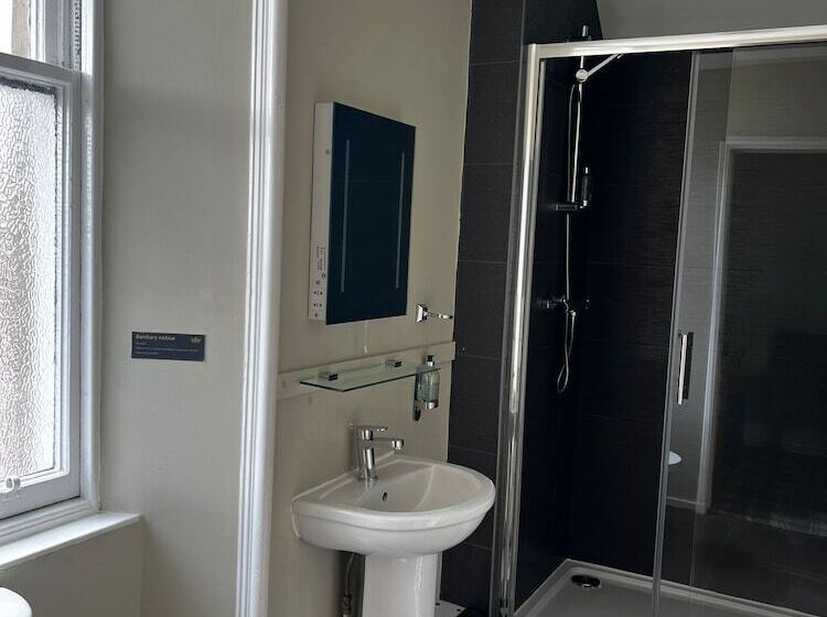 Crown Court Hotel & Bar