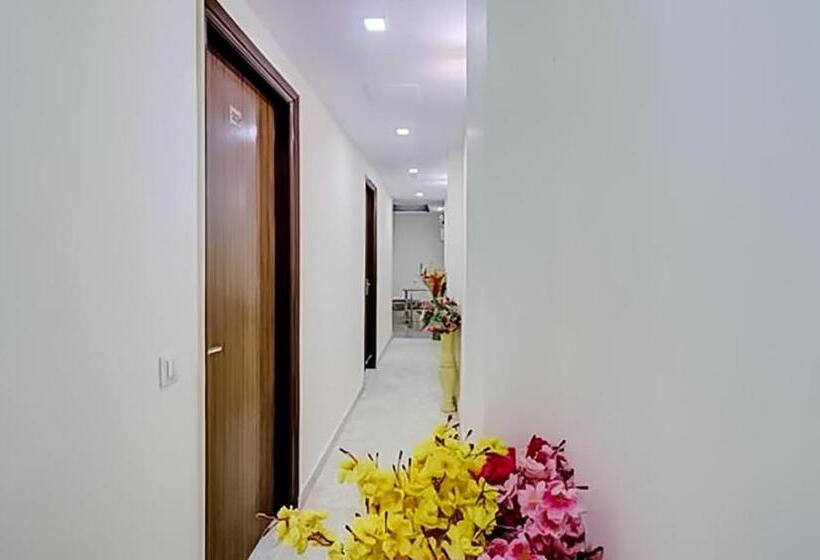 Hotel Green Palace  Near Anand Vihar Railway Station