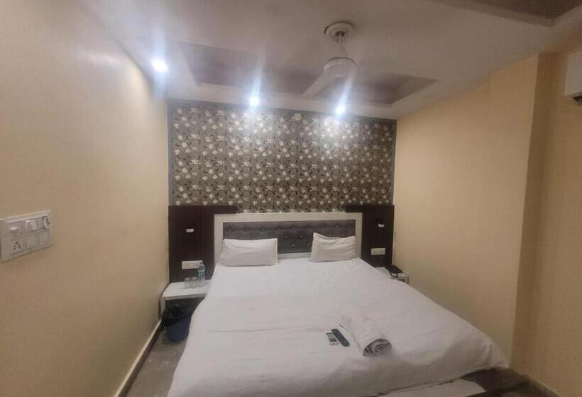 Hotel Green Palace  Near Anand Vihar Railway Station