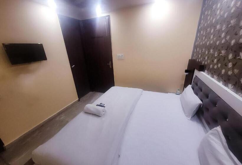 Hotel Green Palace  Near Anand Vihar Railway Station