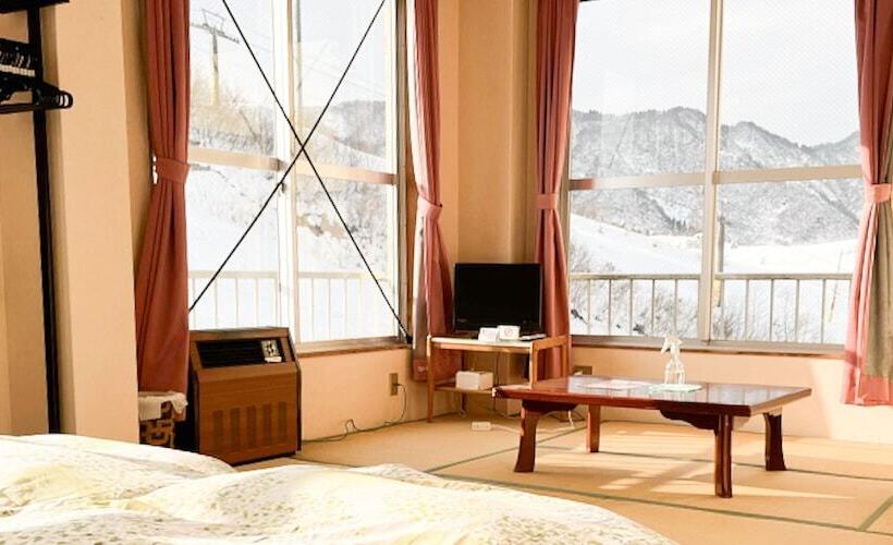 فندق Ishiuchi Ski Center