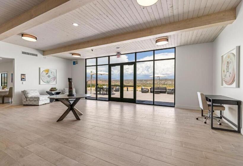 فندق Taawaki Inn