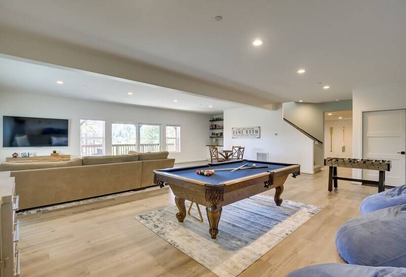 Newly Built Lakeview Home With Family Game Room!
